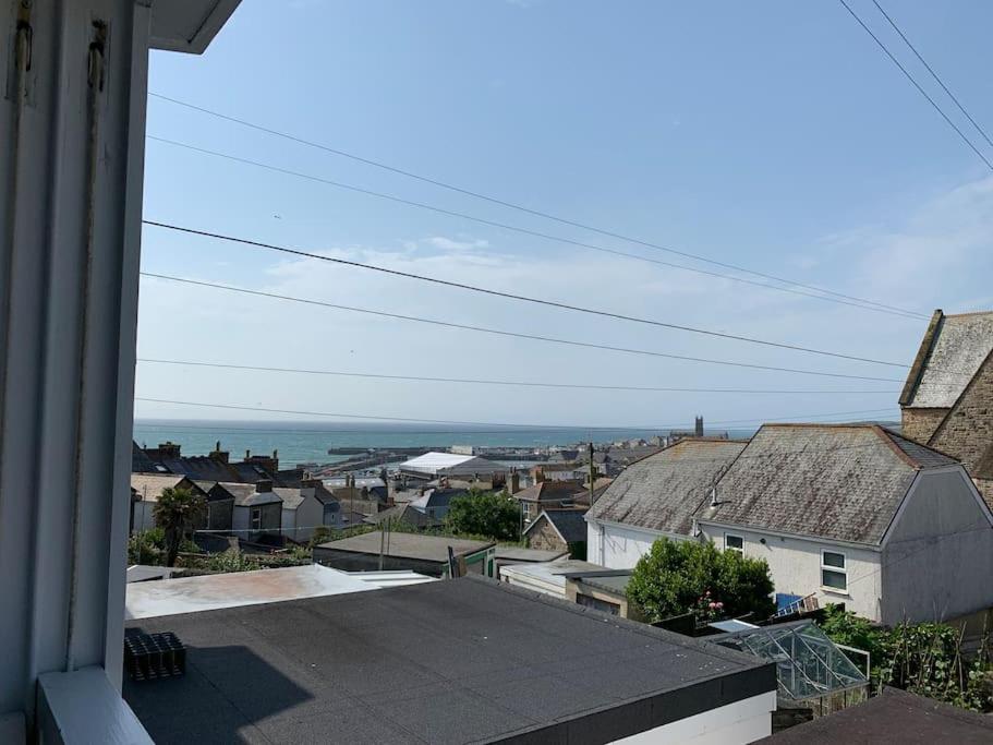 - une vue depuis le toit d'une maison dans l'établissement Stunning 2 bed apartment with sea views, Penzance, à Penzance
