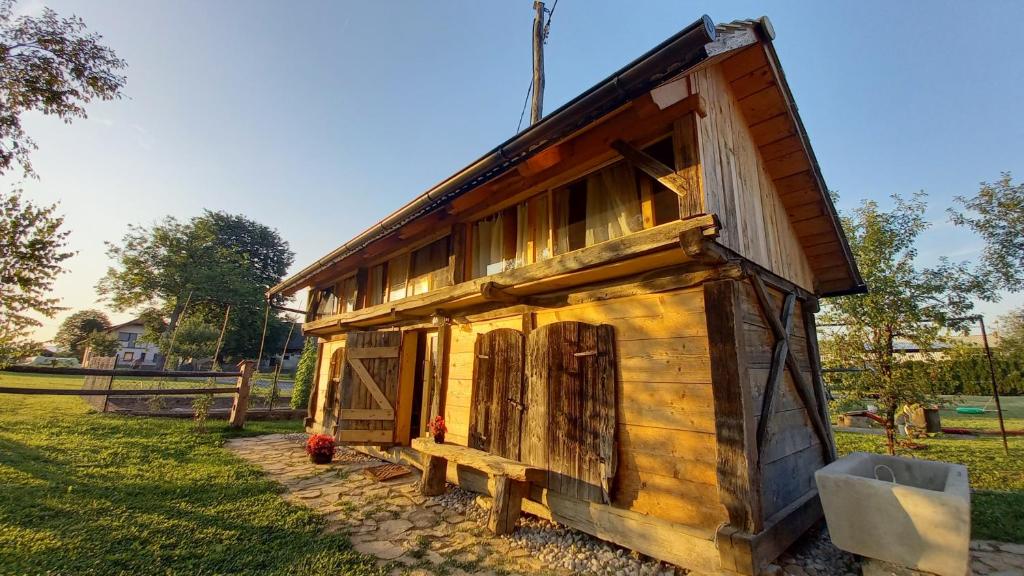 ein kleines Holzhaus im Gras in der Unterkunft Pig barn - Svinjaki 