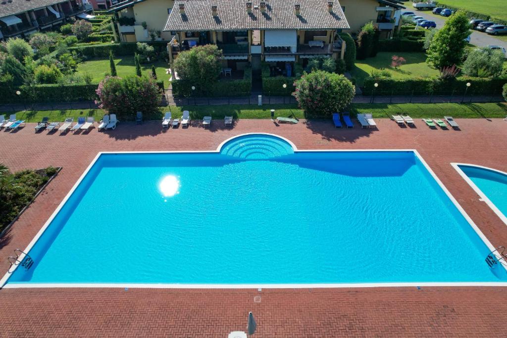 an overhead view of a large blue swimming pool at Appartamento Al Cascinale in Desenzano del Garda