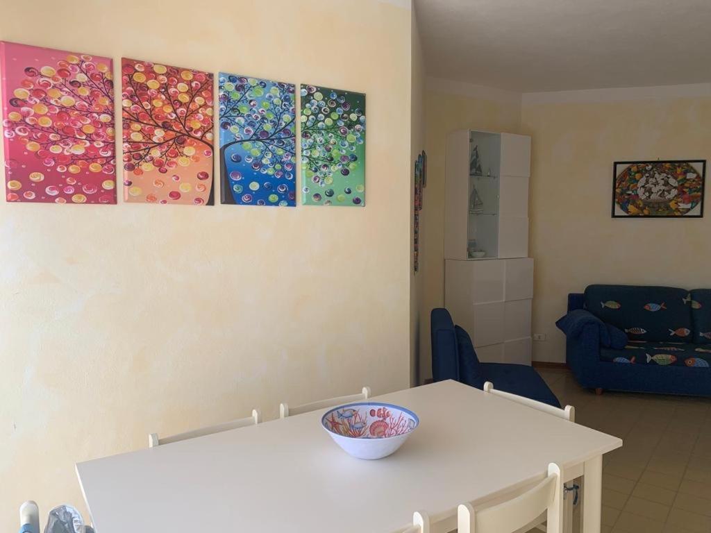 - un salon avec une table blanche et un bol dans l'établissement palau casa vacanza le ginestre, à Palau