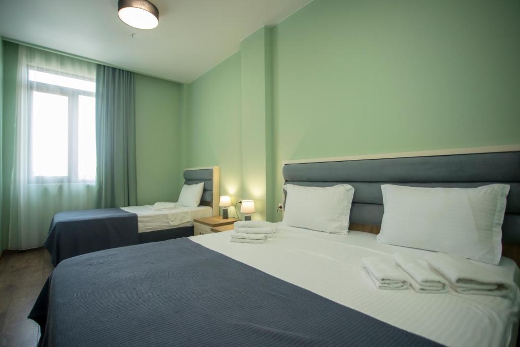Postel nebo postele na pokoji v ubytování Kobuleti Garden Inn