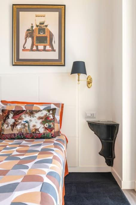 Giường trong phòng chung tại Eleventh Floor Suites