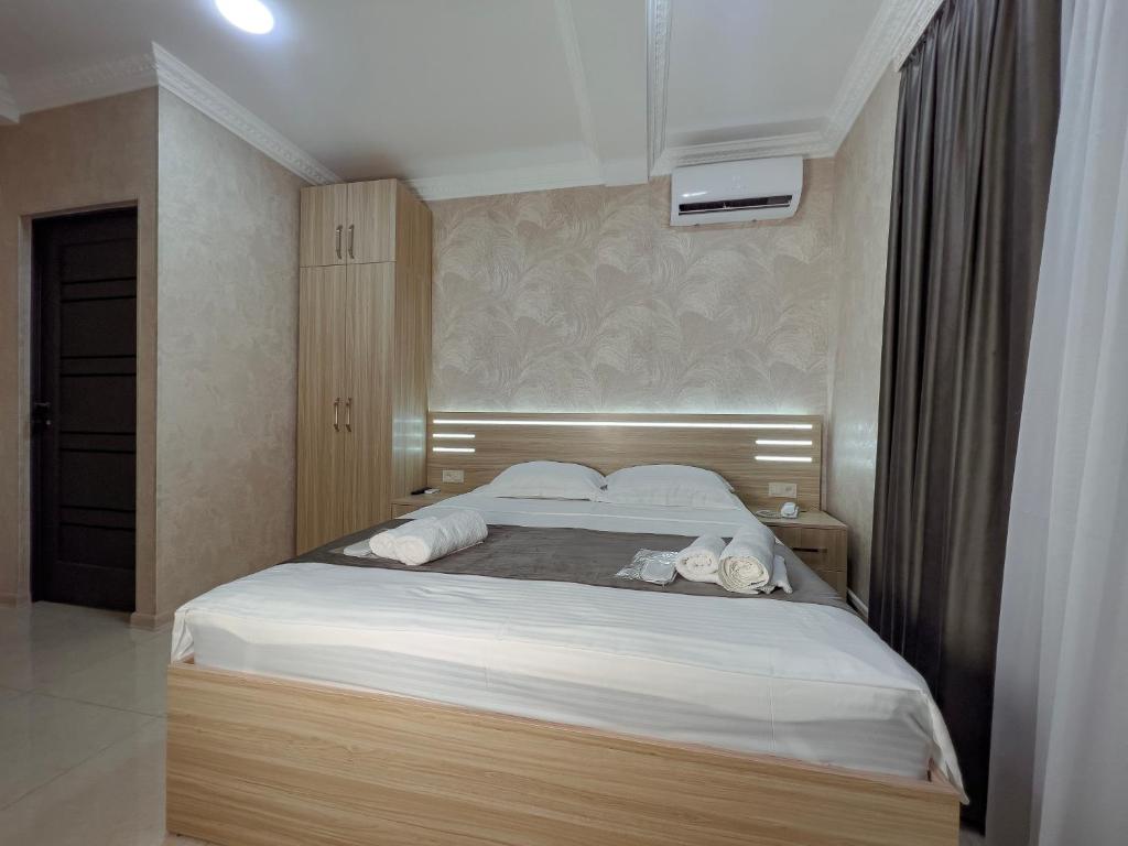 Postel nebo postele na pokoji v ubytování Opera Avenue Hotel