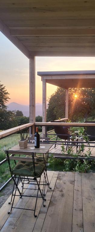 eine Terrasse mit einem Tisch und Stühlen auf einer Terrasse in der Unterkunft oddih pr Toniqu in Most na Soči