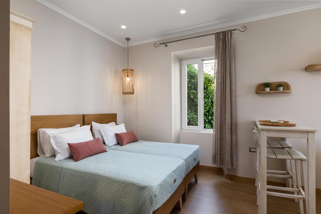 Postel nebo postele na pokoji v ubytování Fotiadis Family Luxury Suites by Konnect