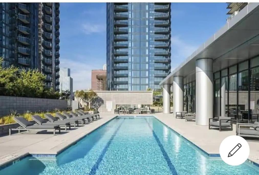 Bazén v ubytování Comfy Apt with pool & hot tub in downtown LA 658 nebo v jeho okolí