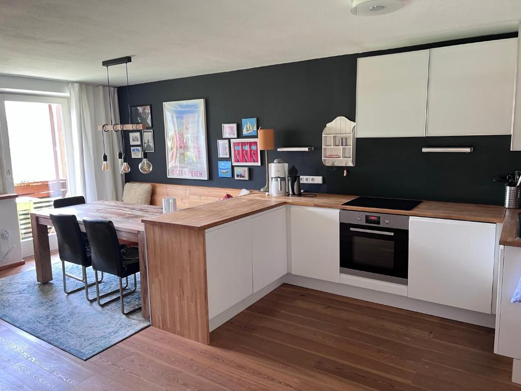A kitchen or kitchenette at Apartmenthaus Rapplhof