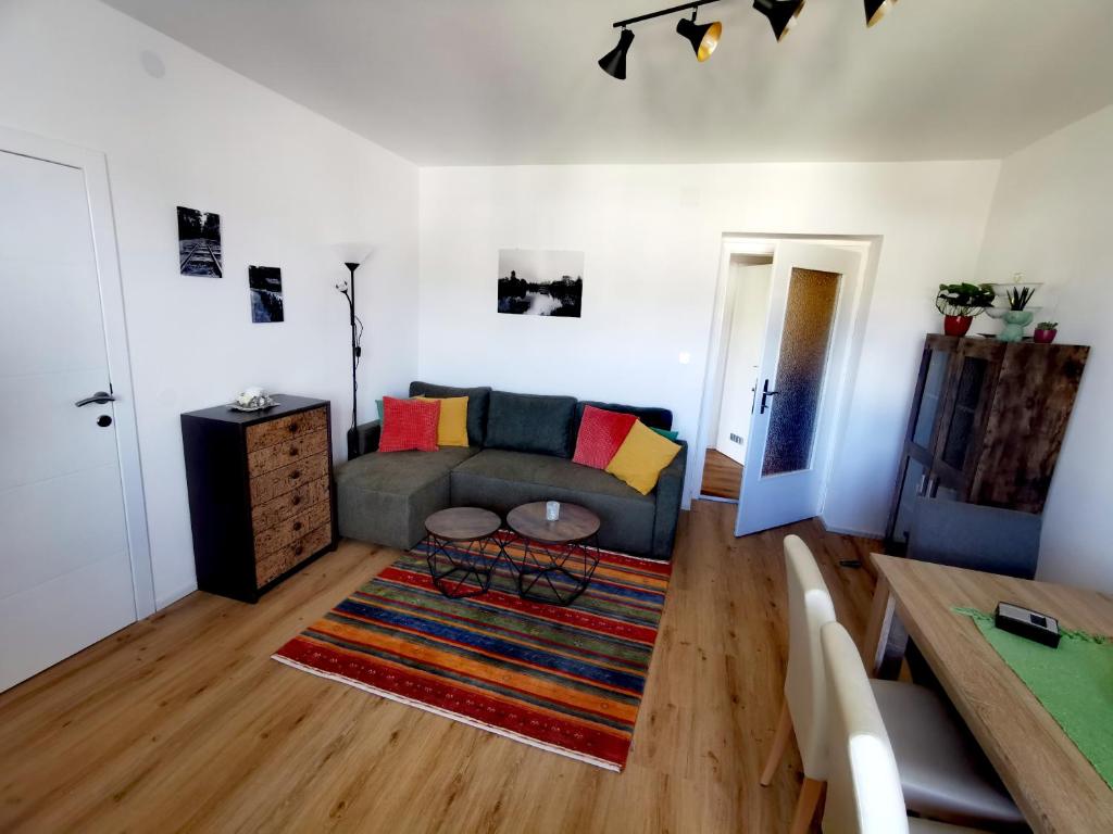 ein Wohnzimmer mit einem Sofa und einem Tisch in der Unterkunft Zentrumsnahe Privatunterkunft Freistadt in Freistadt