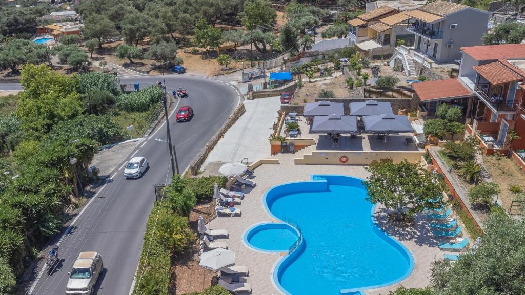 een luchtzicht op het zwembad in een resort bij Irida Studios and Suite in Paleokastritsa
