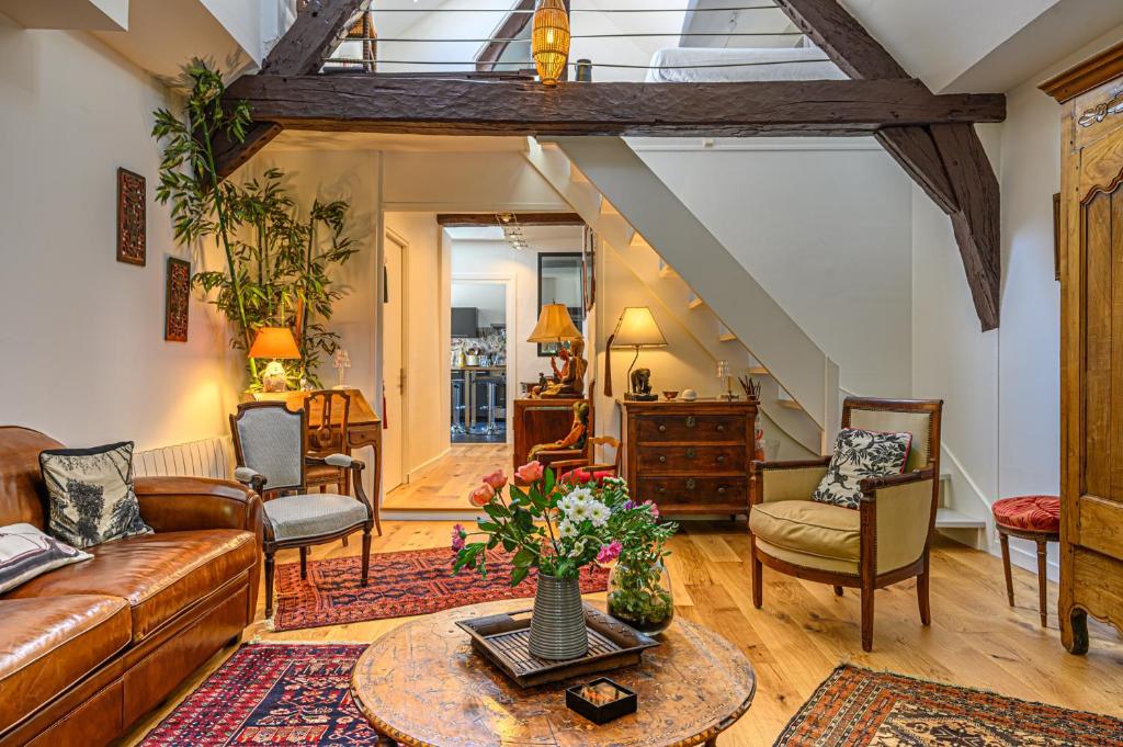 un salon avec un canapé et une table dans l'établissement Le Tonkinois - Appartement atypique vue sur le port, à Vannes