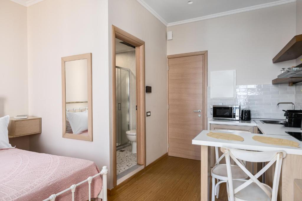 Kuchyň nebo kuchyňský kout v ubytování Fotiadis Family Luxury Suites by Konnect