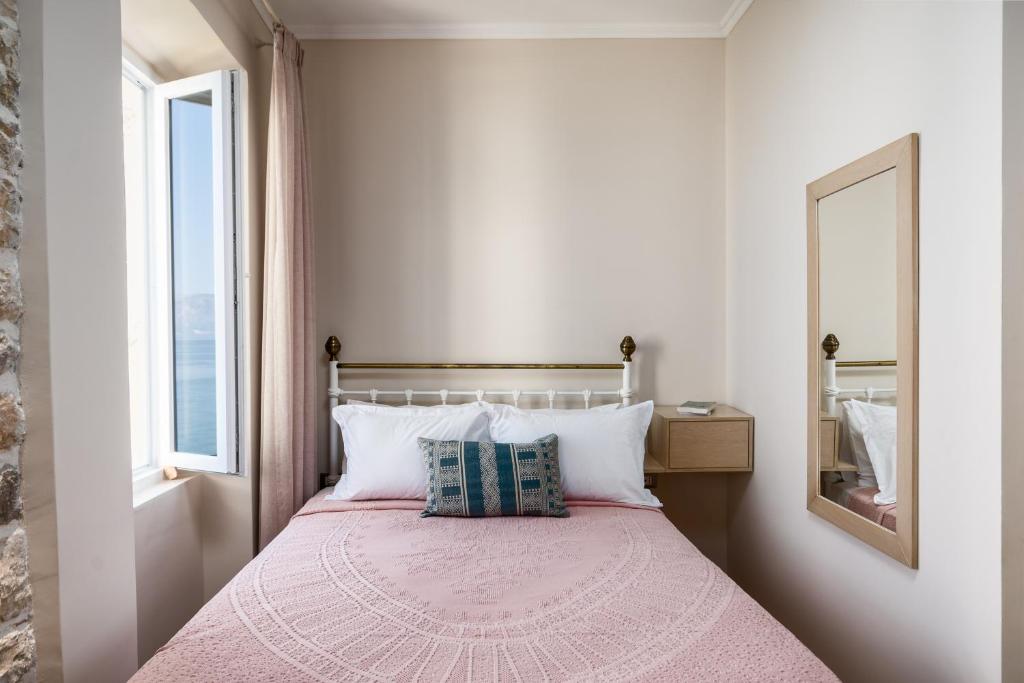 Postel nebo postele na pokoji v ubytování Fotiadis Family Luxury Suites by Konnect