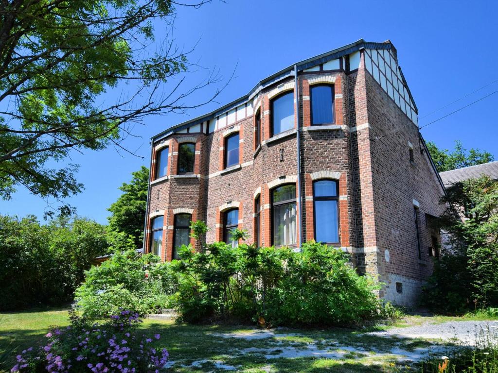 un antiguo edificio de ladrillo en el campus de la Universidad de Princeton en Cozy Cottage in Durbuy with Garden, en Barvaux