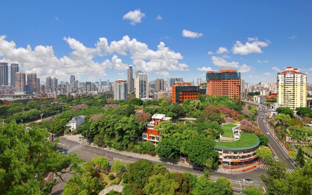 eine Luftansicht einer Stadt mit hohen Gebäuden in der Unterkunft City Hotel Xiamen-Free Welcome Fruits in Xiamen