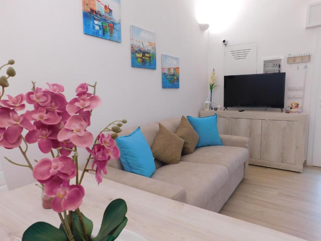ein Wohnzimmer mit einem Sofa und einem TV in der Unterkunft Casa PARADISE in San Pietro in Bevagna