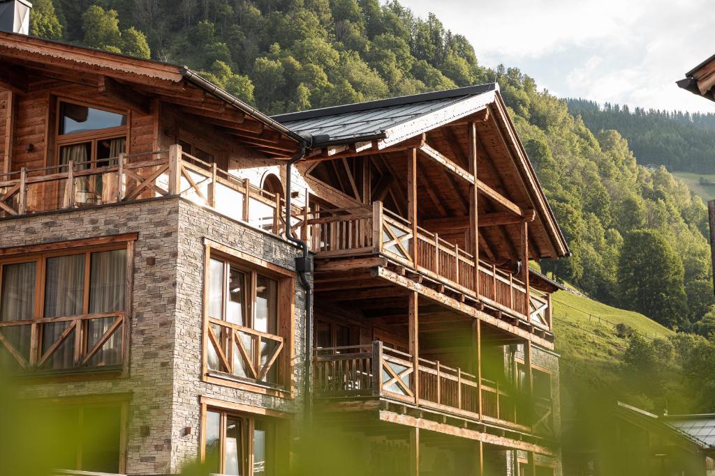 un gran edificio de madera con balcones en una montaña en Wildkogel Resorts - DAS Bramberg, en Bramberg am Wildkogel