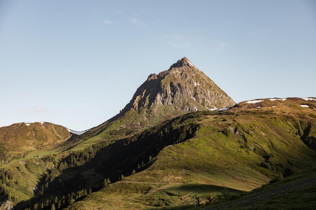 A general mountain view or a mountain view taken from az apartmanhoteleket
