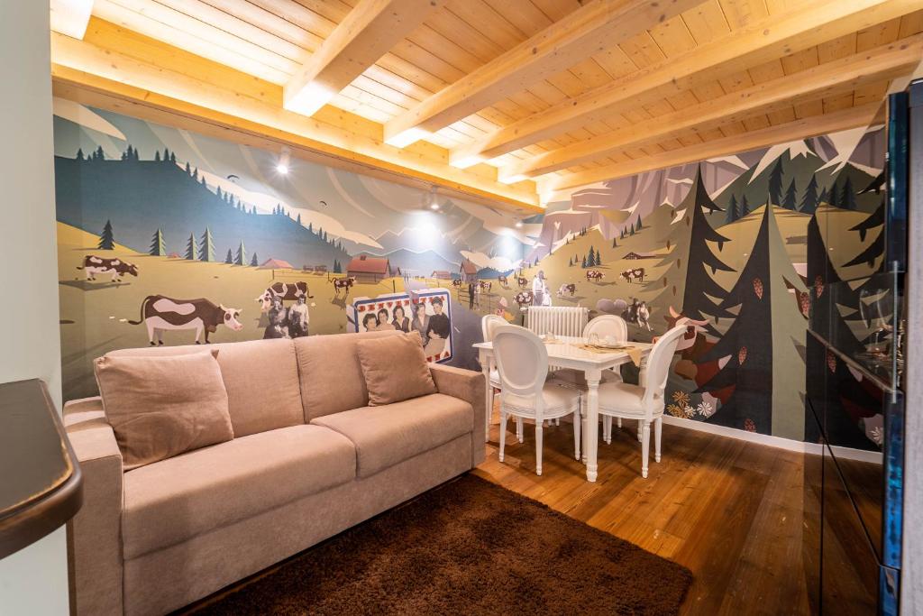 ein Wohnzimmer mit einem Sofa und einem Tisch in der Unterkunft B&B Nonna Costantina in Chiavenna