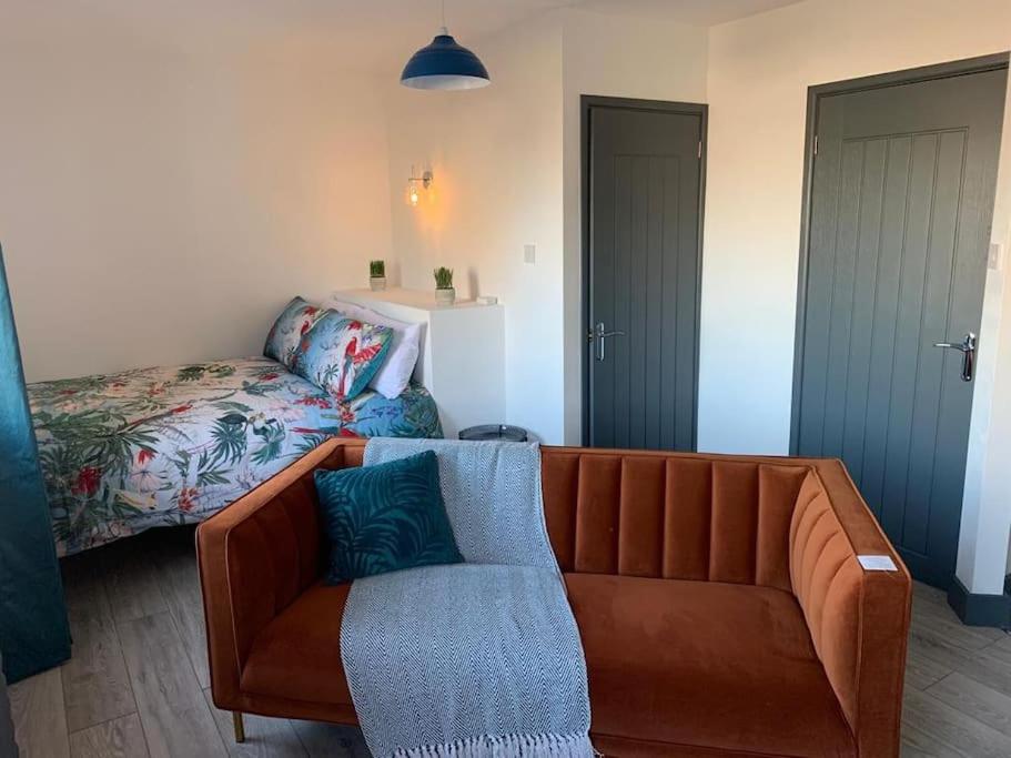 sala de estar con sofá y cama en Torpoint Pod - Free Parking, en Torpoint