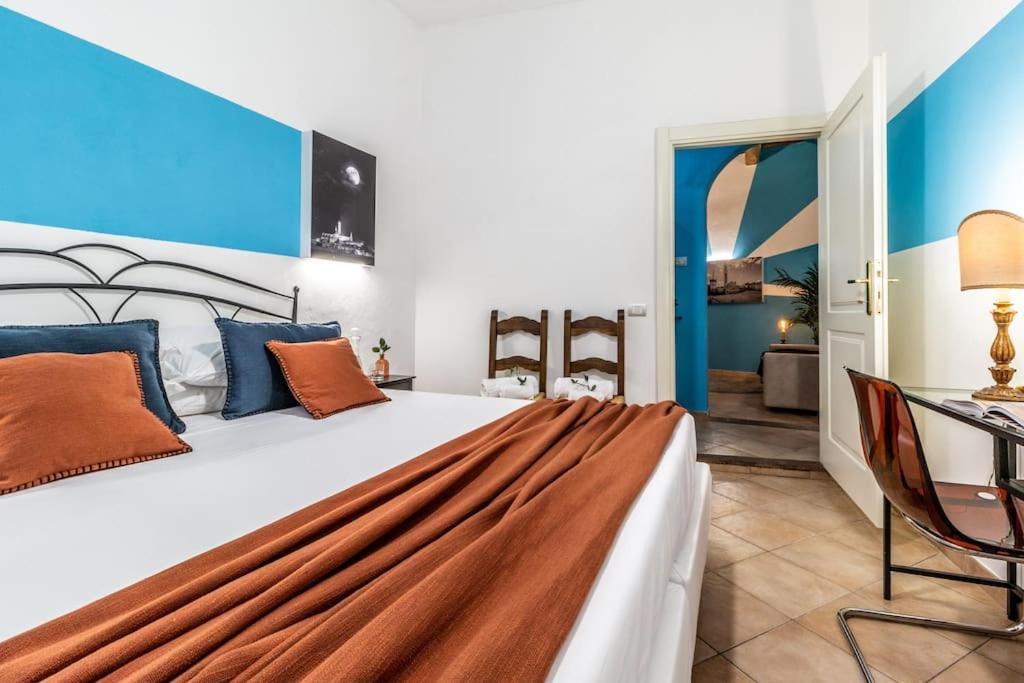 una camera da letto con un grande letto bianco e un tavolo di Cielo di Siena - 200 metri da Piazza del Campo a Siena