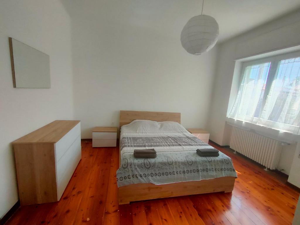 um quarto com uma cama e piso em madeira em Lavanda House em Vicenza