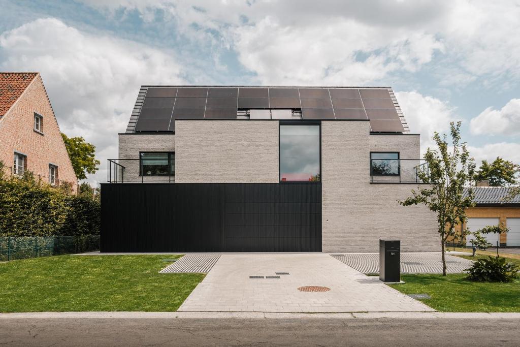 Una casa con muchos paneles solares. en BEE n BEE, en Brujas
