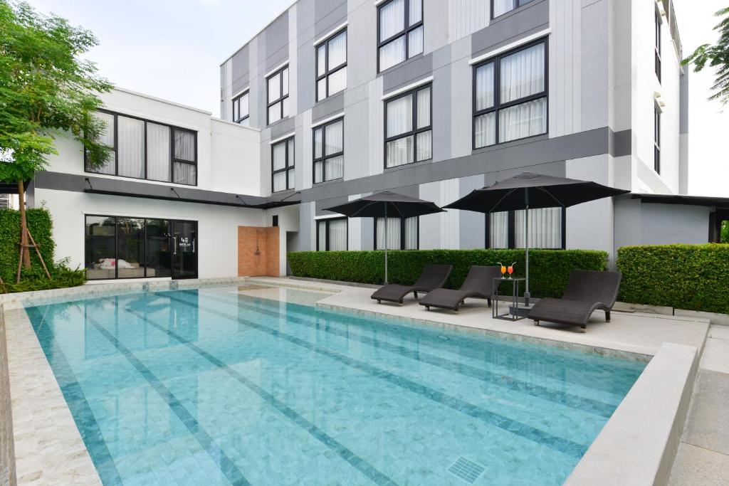 una piscina frente a un edificio en Gate43 Airport Hotel, en Lat Krabang