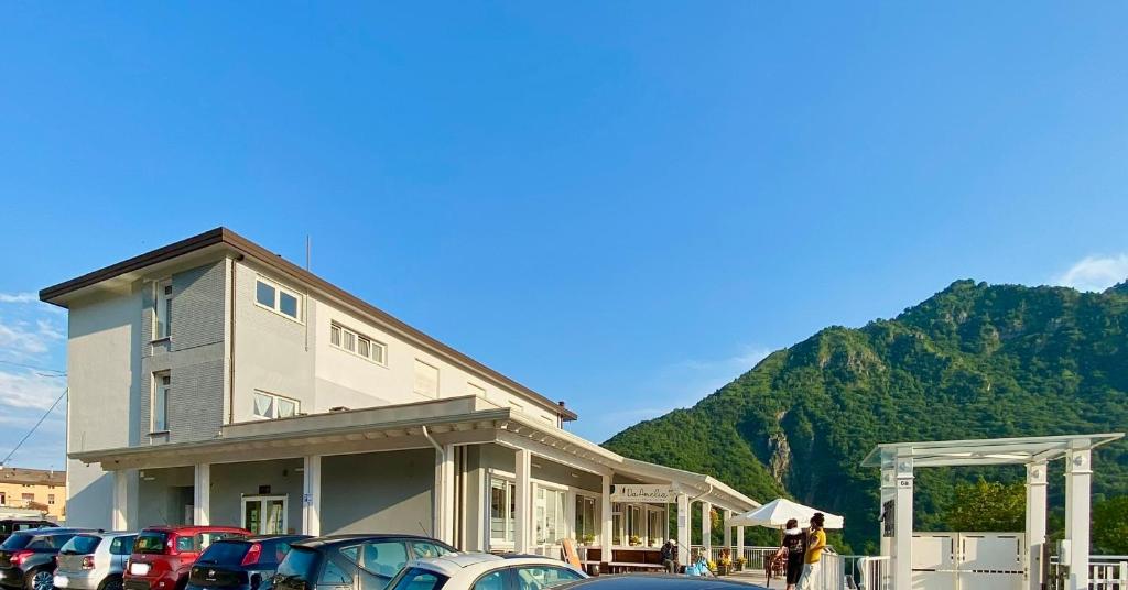 ein Gebäude mit Autos auf einem Parkplatz in der Unterkunft Albergo Lodrino in Villa