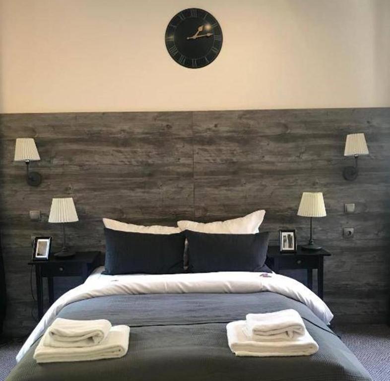 1 dormitorio con 1 cama grande y reloj en la pared en Hamburg Room, en Hamburgo
