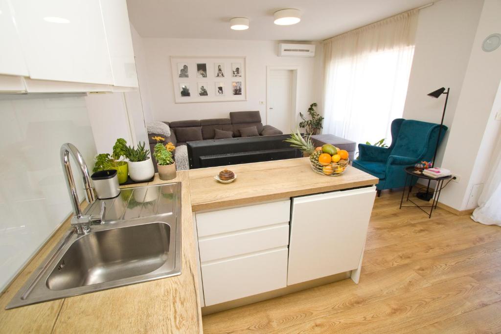 Kuchyňa alebo kuchynka v ubytovaní Apartmani Leo-Marin