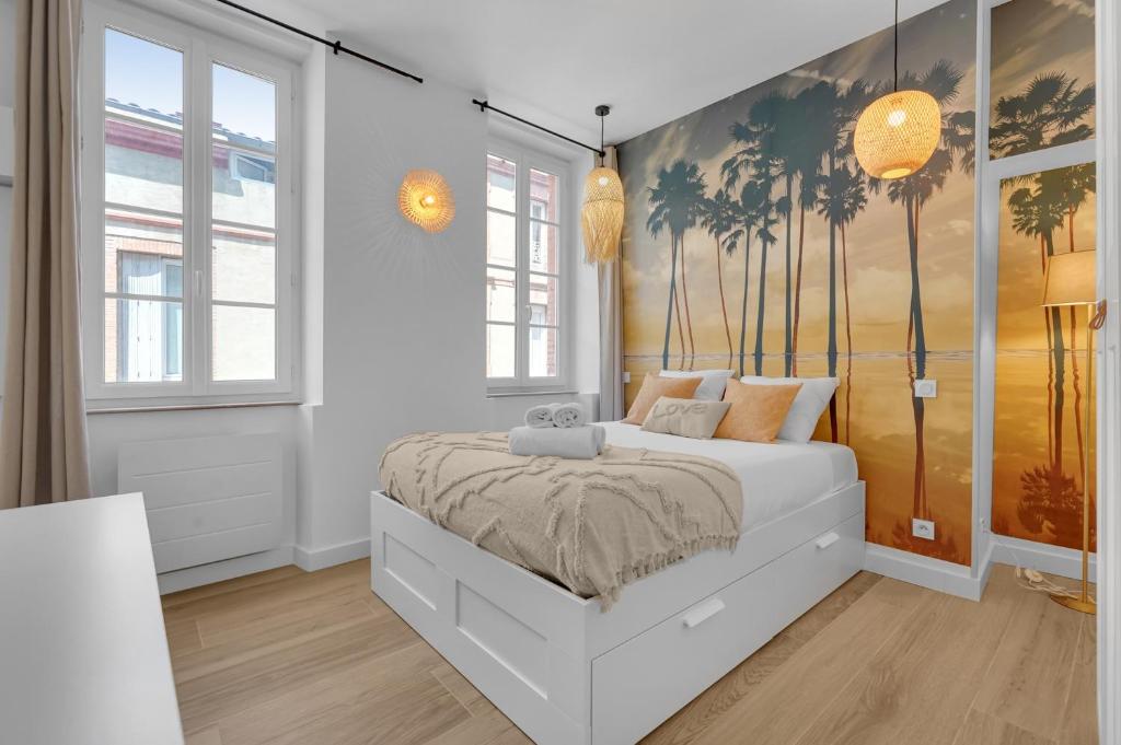 une chambre avec un lit avec un tableau sur le mur dans l'établissement L'Améthys - Charmant appartement pour 4, à Toulouse