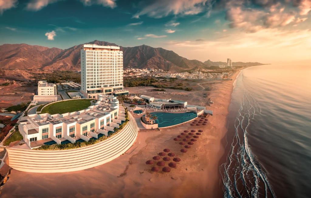 uma vista aérea do hotel e da praia em Royal M Al Aqah Beach Resort by Gewan em Al Aqah