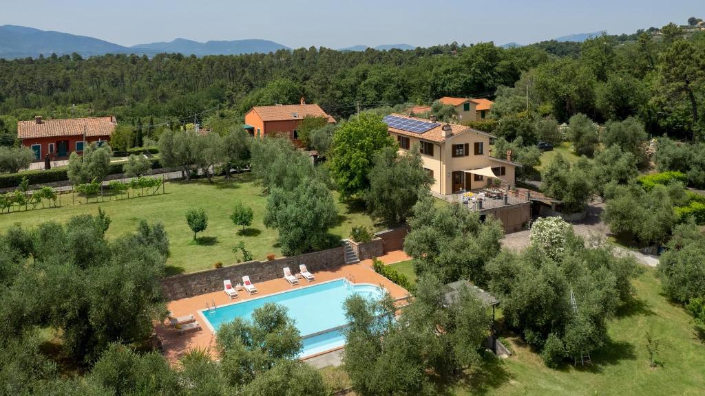 einen Luftblick auf eine Villa mit einem Pool und einem Haus in der Unterkunft VILLA IRENE 6, Emma Villas in Montecarlo