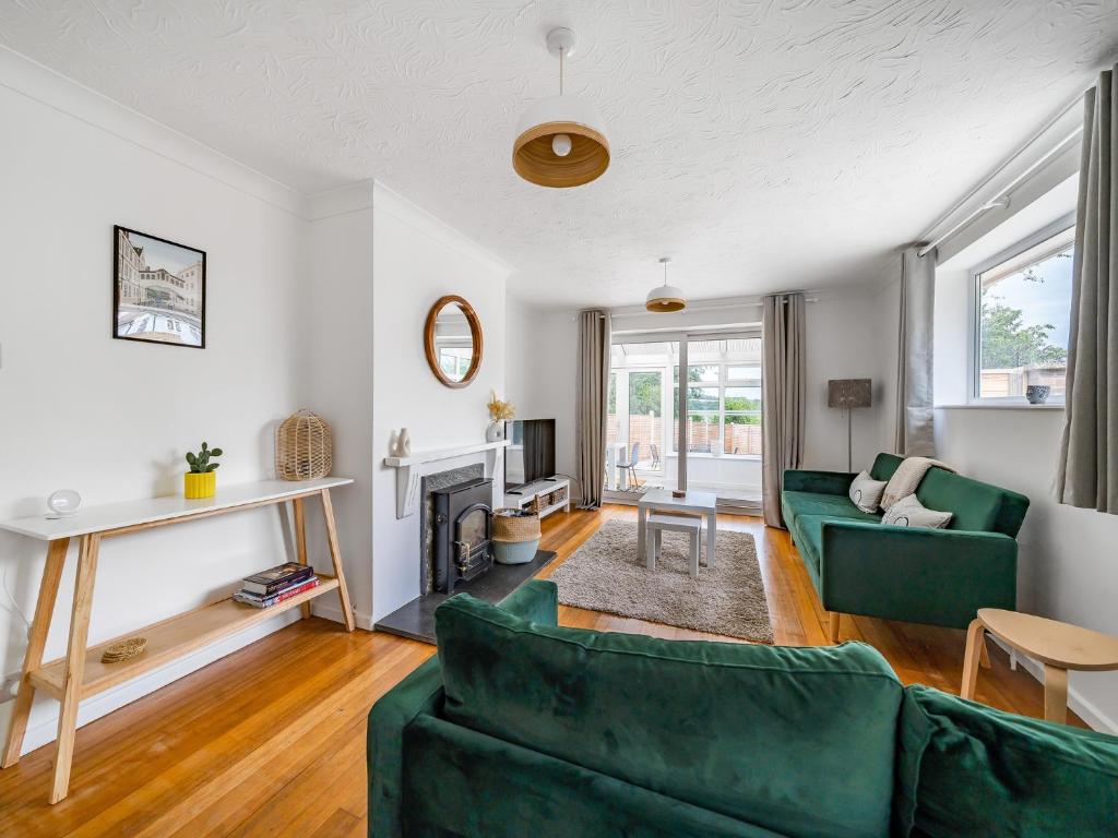 Гостиная зона в Pass the Keys Modern Spacious 3BR Bungalow Parking Oxford