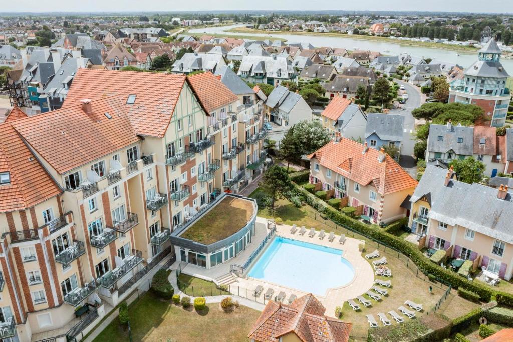 - une vue aérienne sur une maison avec une piscine dans l'établissement Residence Pierre & Vacances Port Guillaume, à Dives-sur-Mer