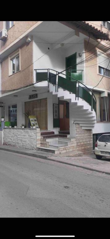 un edificio con un coche aparcado delante de él en Bebas apartment in the centre, en Sarandë