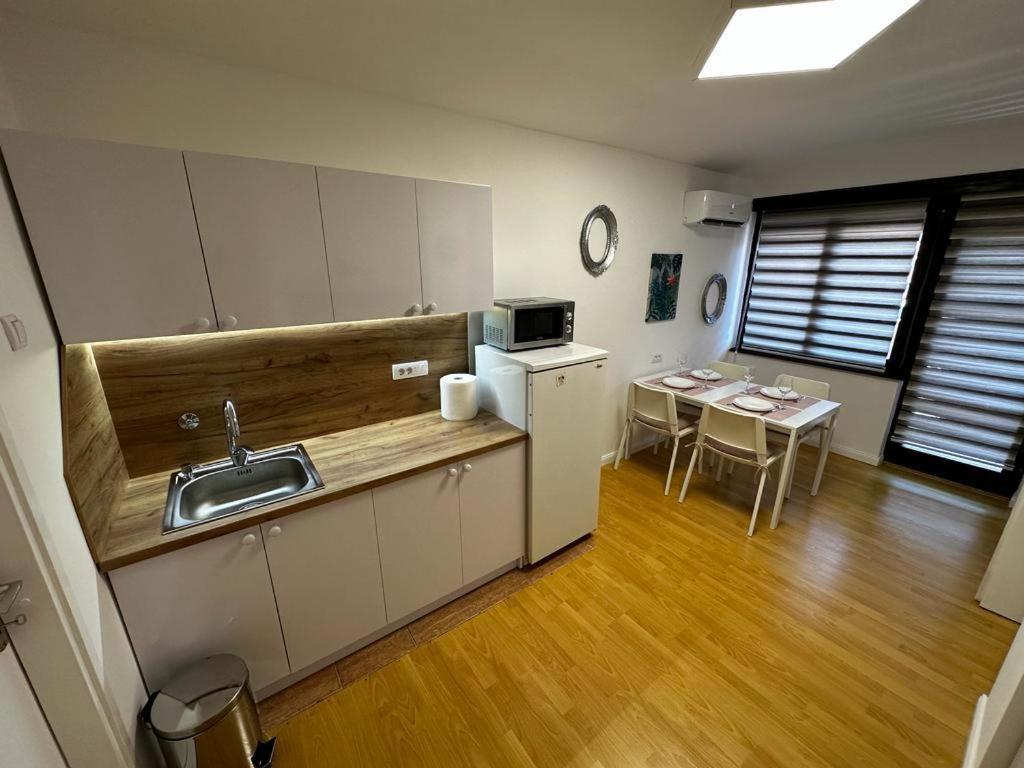 Kuchyňa alebo kuchynka v ubytovaní Family Apartman