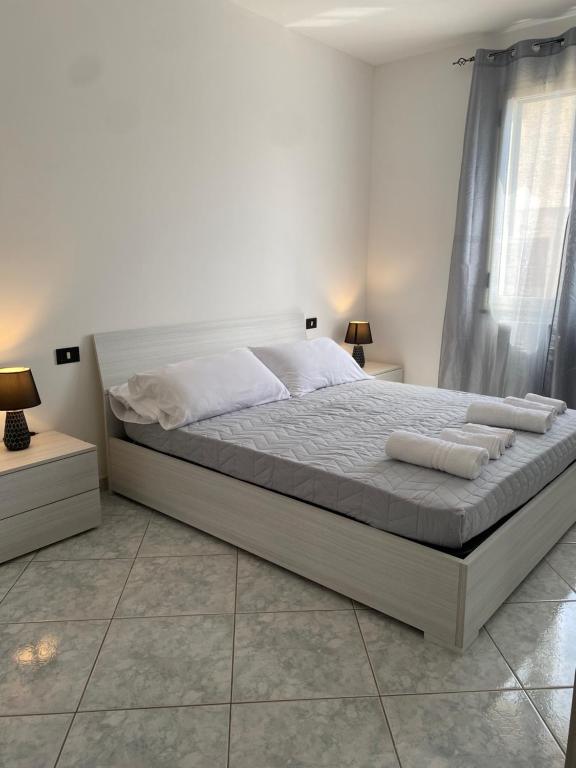 ein Schlafzimmer mit einem Bett mit zwei Handtüchern darauf in der Unterkunft Appartamento Ninfa in Menfi