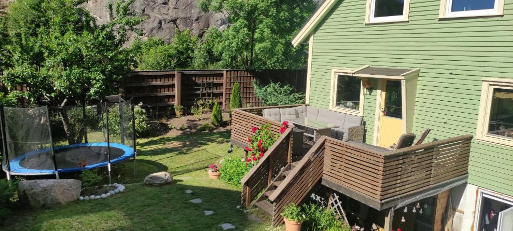 una vista aérea de un patio trasero con cama elástica en Cozy house with a garden, Child-friendly, en Kristiansand