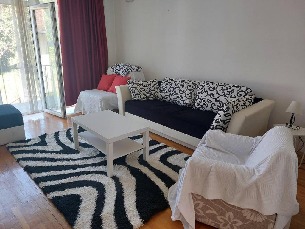 een woonkamer met een bank en een salontafel bij Belanovica in Belanovica
