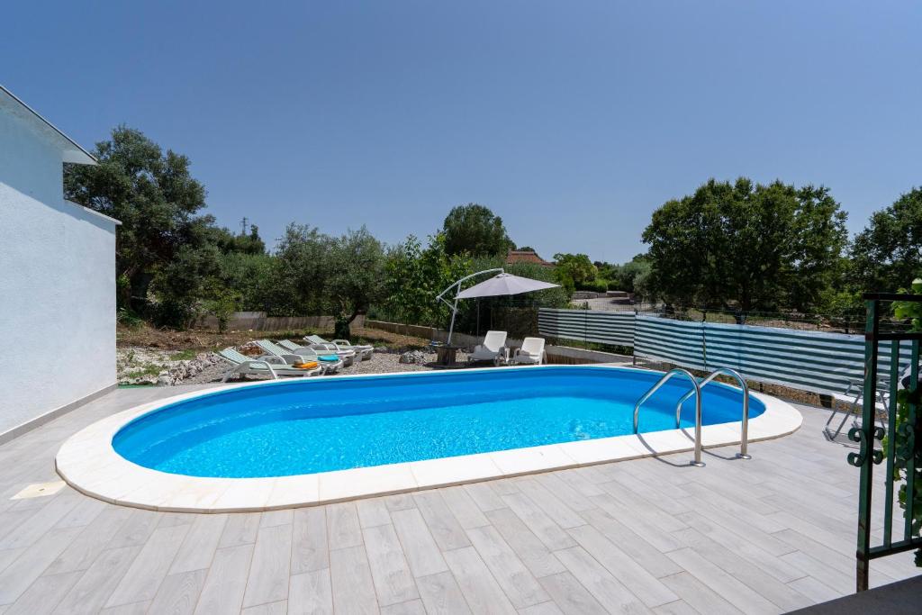 einen Pool im Garten mit Terrasse in der Unterkunft Villa Blanca - Villa intera con trullo e piscina in Putignano