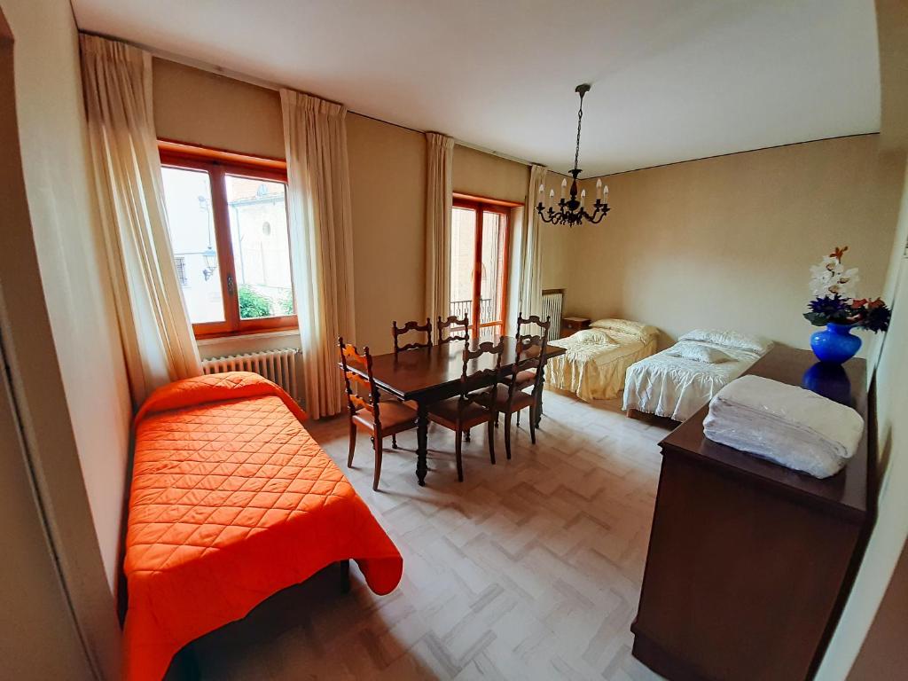 1 dormitorio y sala de estar con mesa de comedor. en Il Ghiro 2.0 Casa Vacanze, en San Martino sulla Marruccina