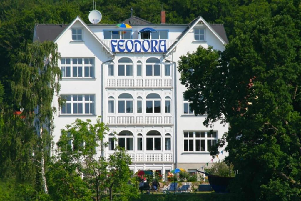 ein großes weißes Gebäude mit einem Schild drauf in der Unterkunft Apartment Feodora in Sassnitz