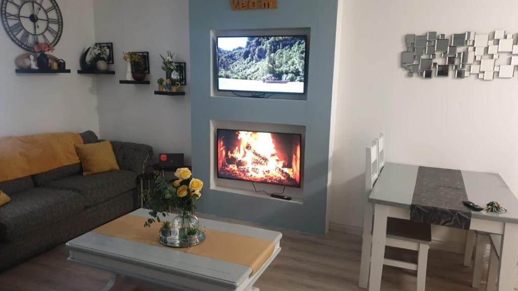 sala de estar con sofá y chimenea en Lower Main Street Apartment en Letterkenny