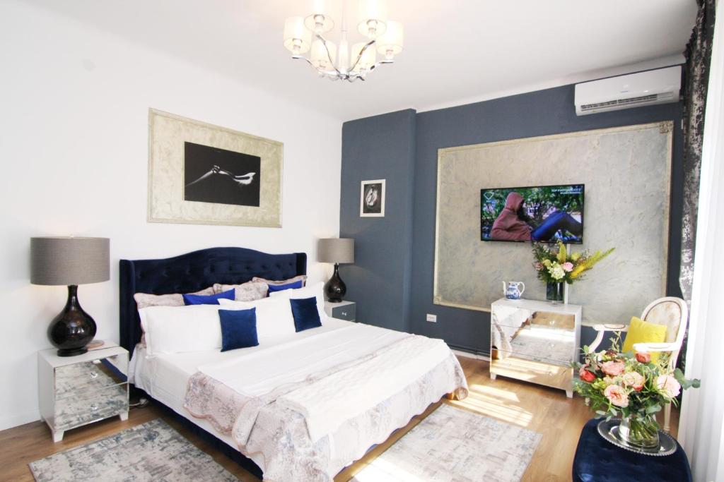 Ένα ή περισσότερα κρεβάτια σε δωμάτιο στο KAS 1Bd apartment unique central Unirii Bucharest