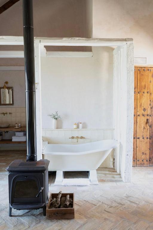 a bath tub in a room with a stove at Casa La Siesta in Vejer de la Frontera