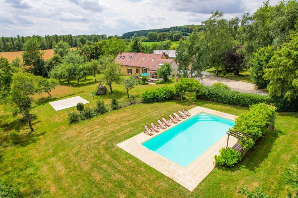 een luchtzicht op een grote tuin met een zwembad bij Crazy Villa Les Terres Douces 28 - Heated pool - Basket - 2h Paris - 31p 