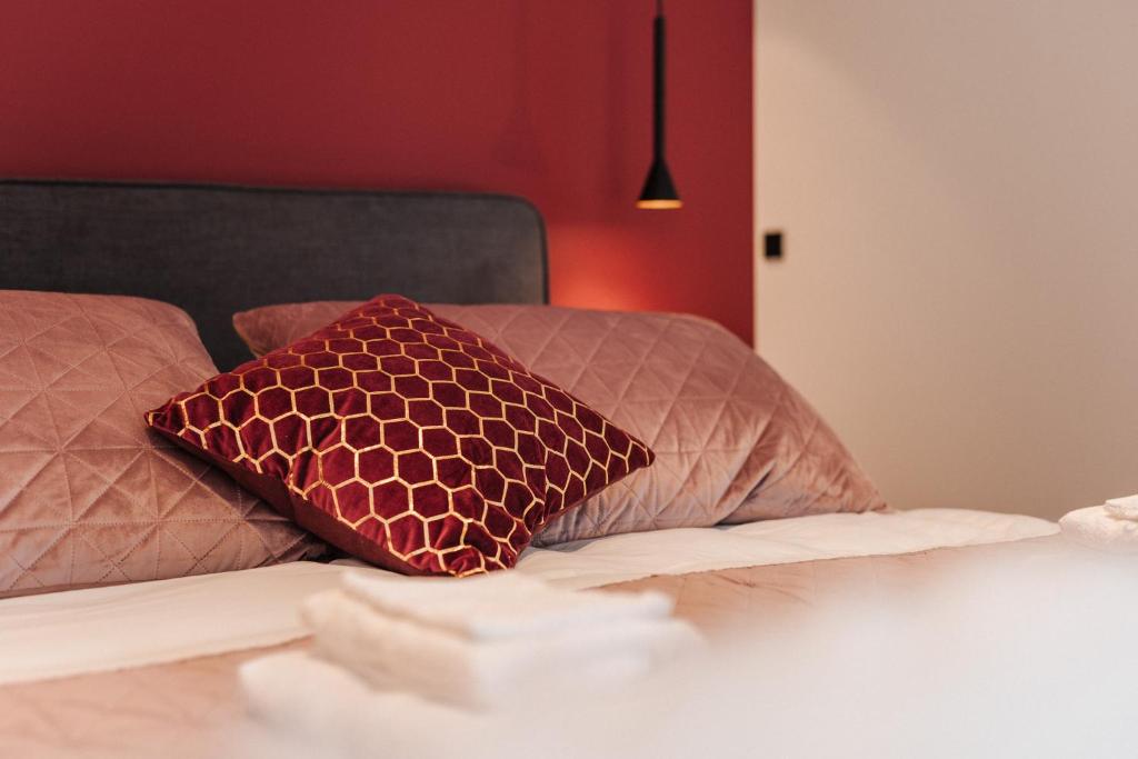 uma cama com duas almofadas em cima em BEE n BEE em Bruges