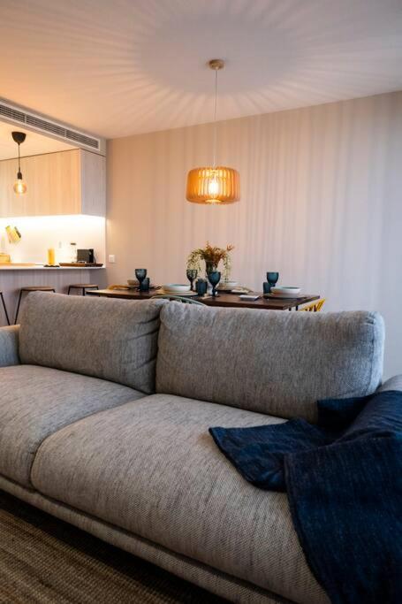 a living room with a couch and a kitchen at LOCA OFIR Duplex - Entre Rio e Mar in Fão