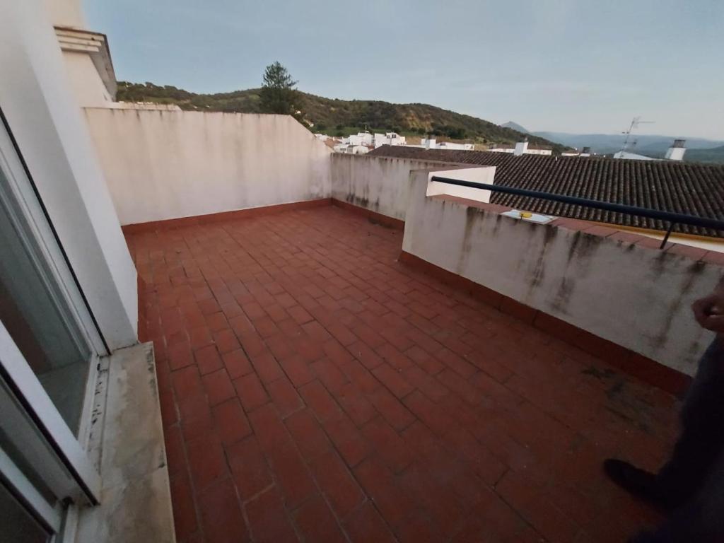 Blick auf eine Terrasse vom Dach eines Hauses in der Unterkunft El Mirador in Prado del Rey